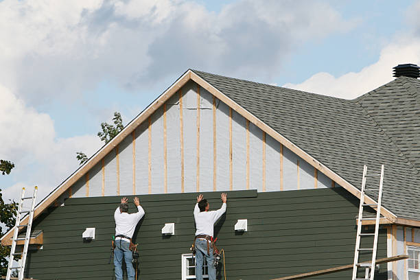 Professional Siding Replacement technician working in Harrisburg, IL
